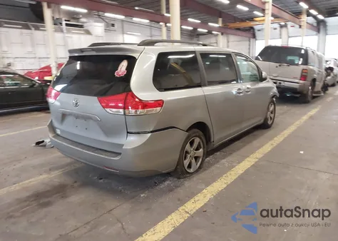 2012 Toyota Sienna Le V6 8 Passenger z USA, uszkodzony, nr VIN 5TDKK3DC9CS230694